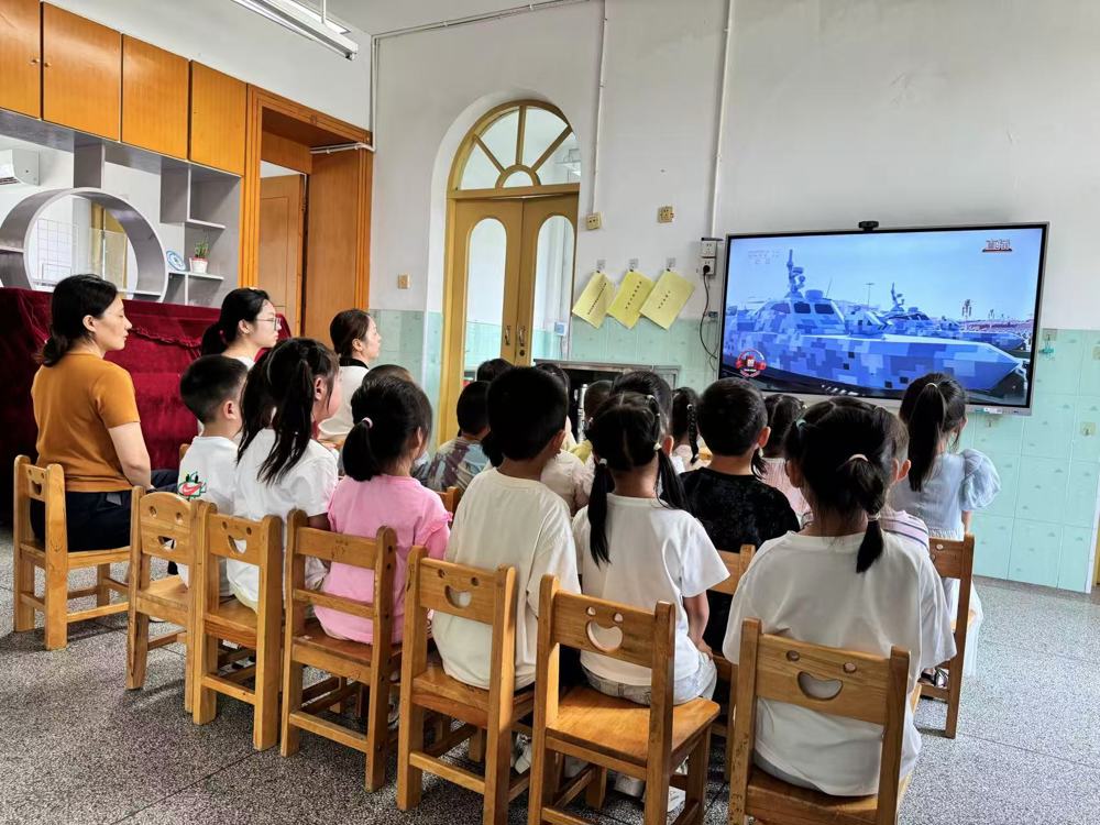 幼儿园里的“阅兵盛宴”：传承红色基因，厚植爱国情怀